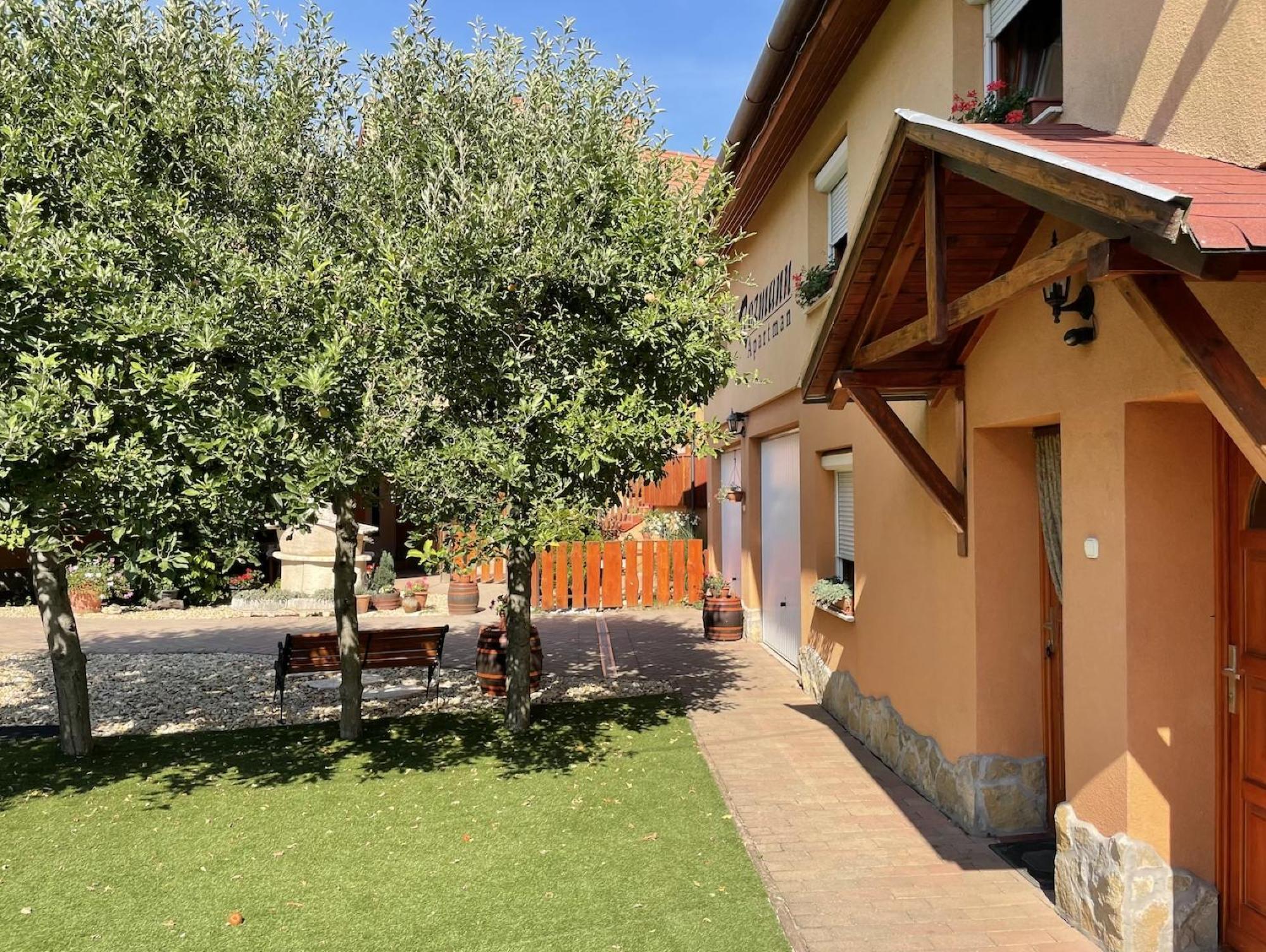 Rozmann Family Panzio & Apartmanhaz Sarvar Luaran gambar