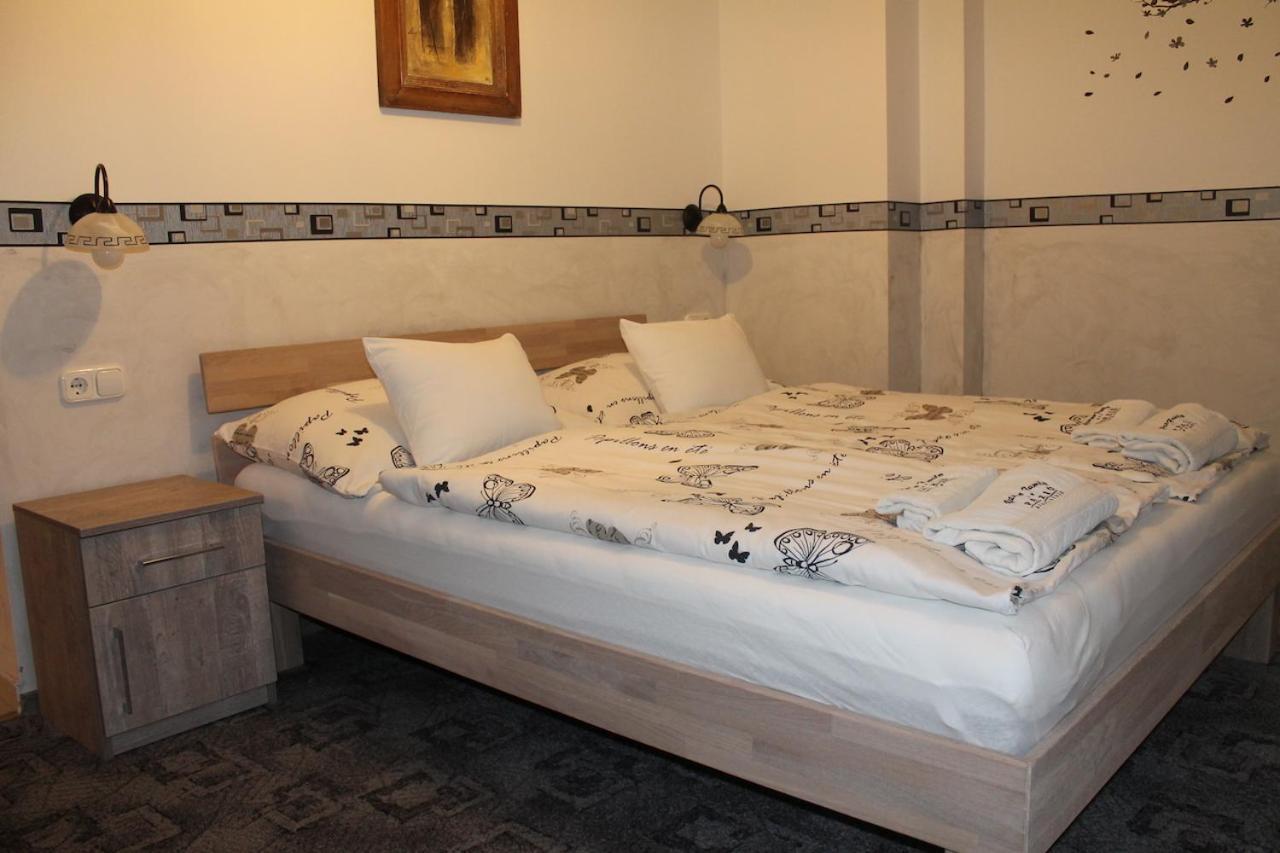 Rozmann Family Panzio & Apartmanhaz Sarvar Luaran gambar