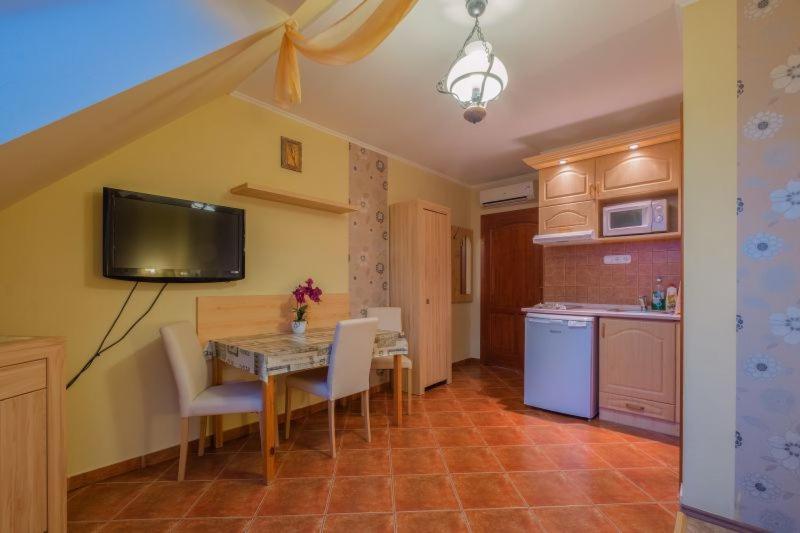 Rozmann Family Panzio & Apartmanhaz Sarvar Luaran gambar