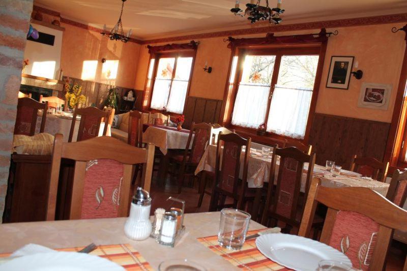 Rozmann Family Panzio & Apartmanhaz Sarvar Luaran gambar