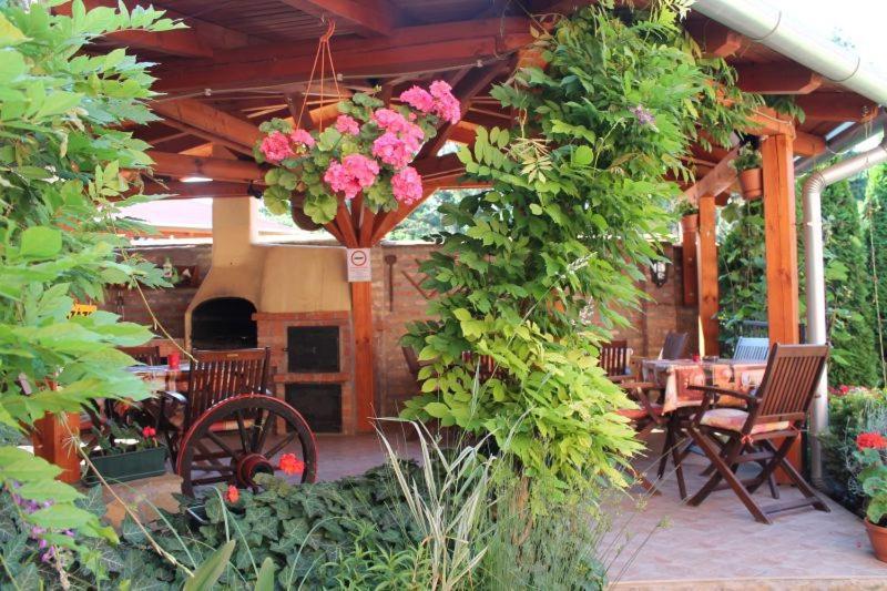 Rozmann Family Panzio & Apartmanhaz Sarvar Luaran gambar